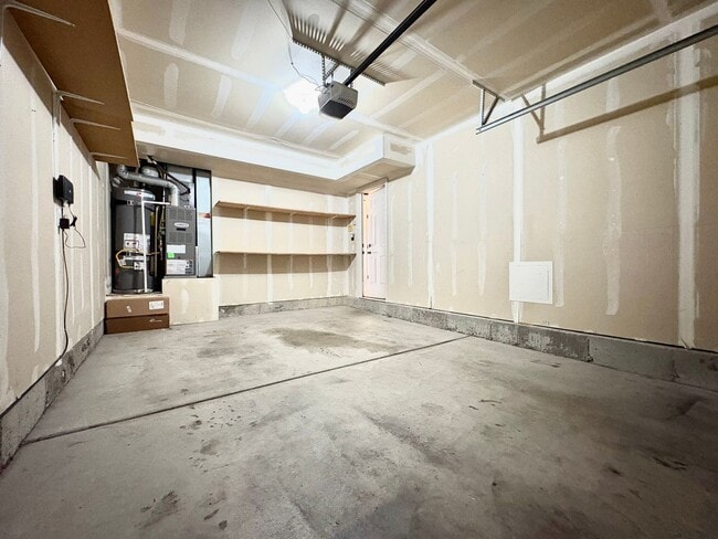 Building Photo - Modern 2 Bed Townhome | Garage, Views & Easy I-15 Access!