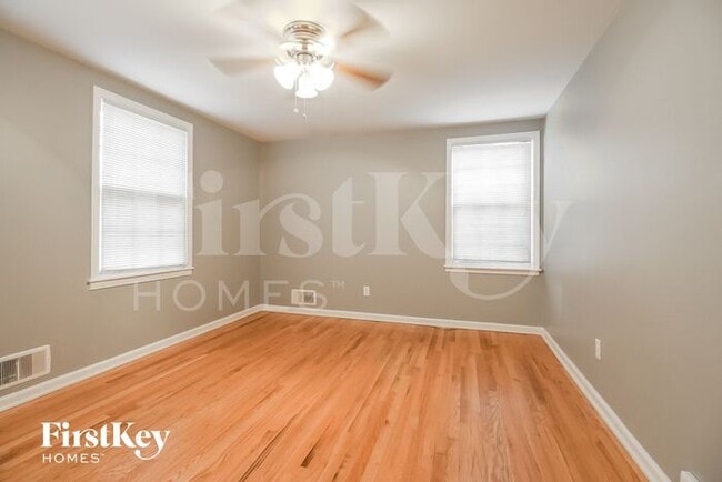 Building Photo - 9648 Roe Ave
