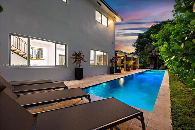 Building Photo - 1651 SW 13th Ave