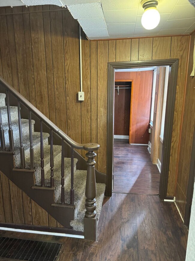 Building Photo - 3 bedroom, 1 bath, 2 story single family house
