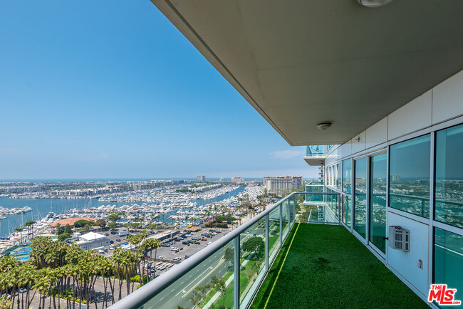 Building Photo - 13600 Marina Pointe Dr