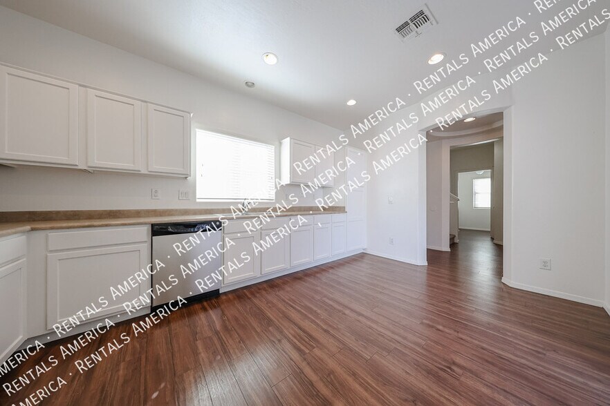 Building Photo - 4714 E Laurel Ave