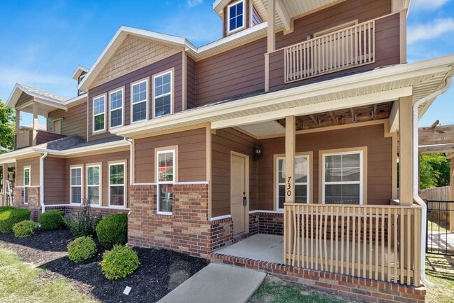 Building Photo - 4 Bed 3 Bath Townhome located close to University!