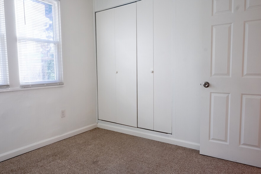 Building Photo - 2027 Barlowe Pl