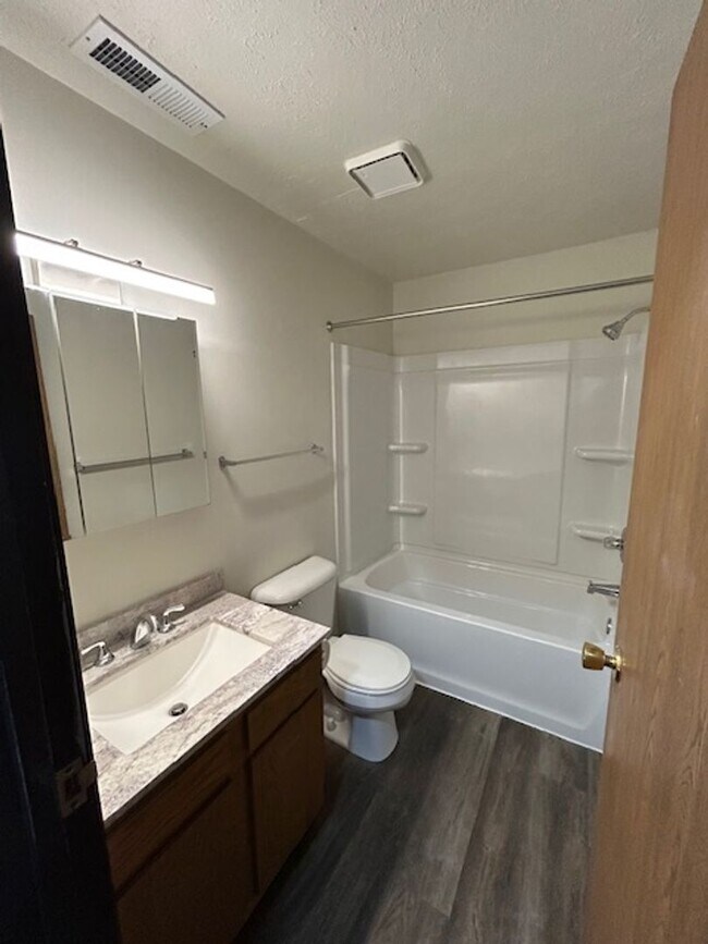 Building Photo - 2 bedroom 1 bath Middle Floor Apartment with Private Balcony!