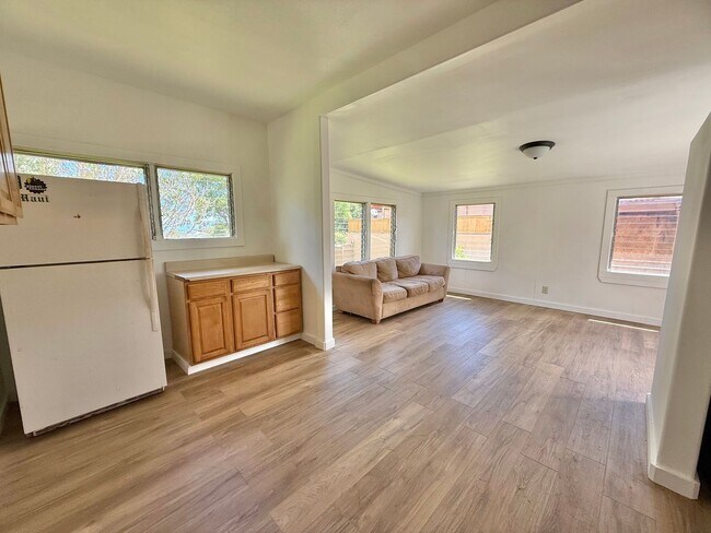 Building Photo - 3 Bedroom / 2 Bathroom Home with large yar...