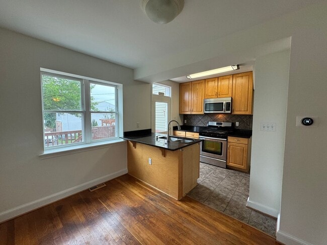 Building Photo - Charming 2 Bed 1 Bath Interior Townhome Wi...