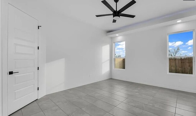 Building Photo - Luxury Living in Hyde Park – Edinburg/McAl...