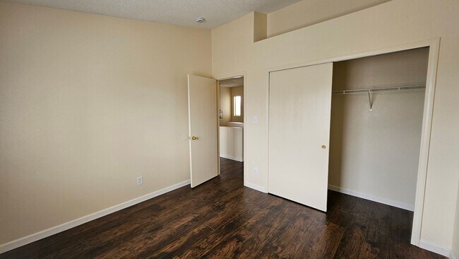 Building Photo - 5 Bed 3 Bath
