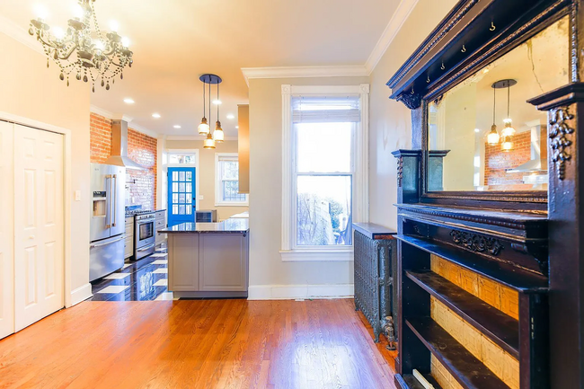 Building Photo - Fully Renovated 3 BR/1.5 BA Apartment in C...