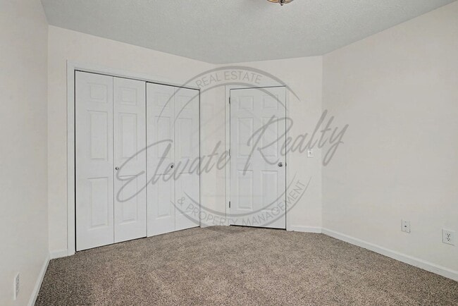 Building Photo - Three Bedroom Brick Home in Hendersonville!