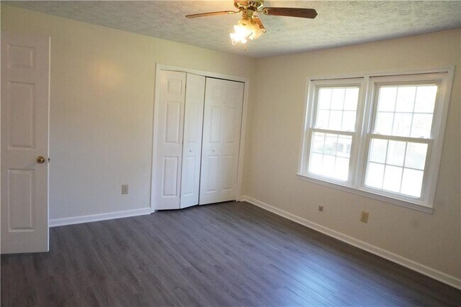 Building Photo - 2421 Fieldstone Dr SE