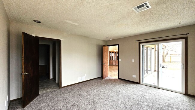 Building Photo - 2 Bedroom, 2 Bathroom with a Prime Location!