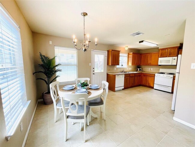 Building Photo - 6330 Applewood Forest Dr