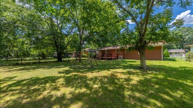 Building Photo - 2112 Lamore St