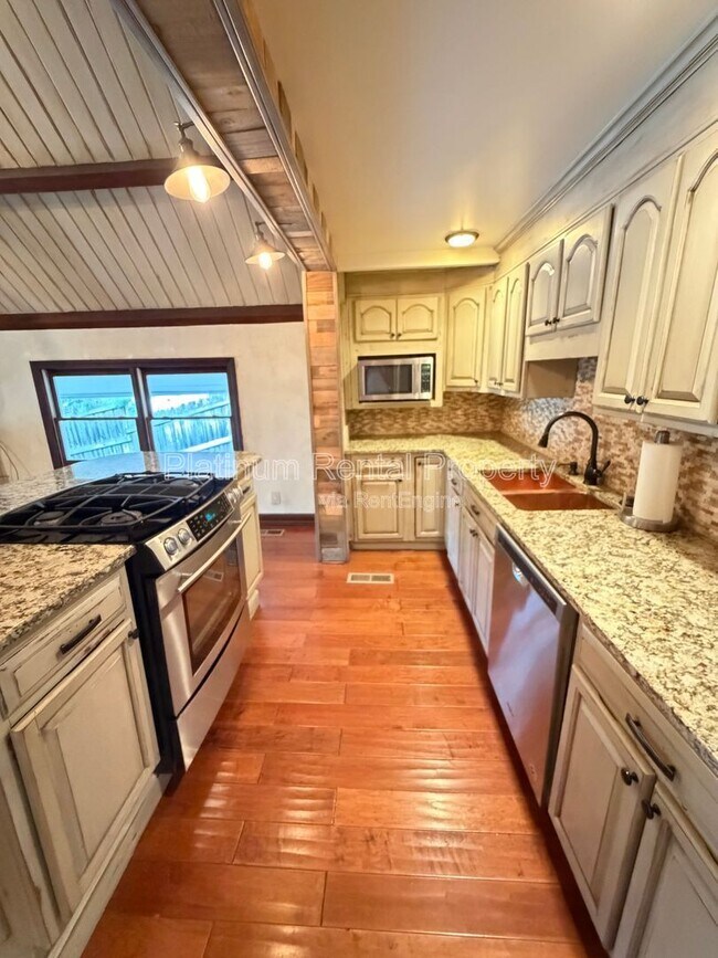 Building Photo - 835 Timber Lake Trail