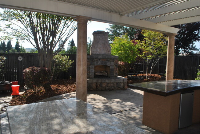 Building Photo - Gorgeous 4 Bedroom Home in the Stonebriar ...