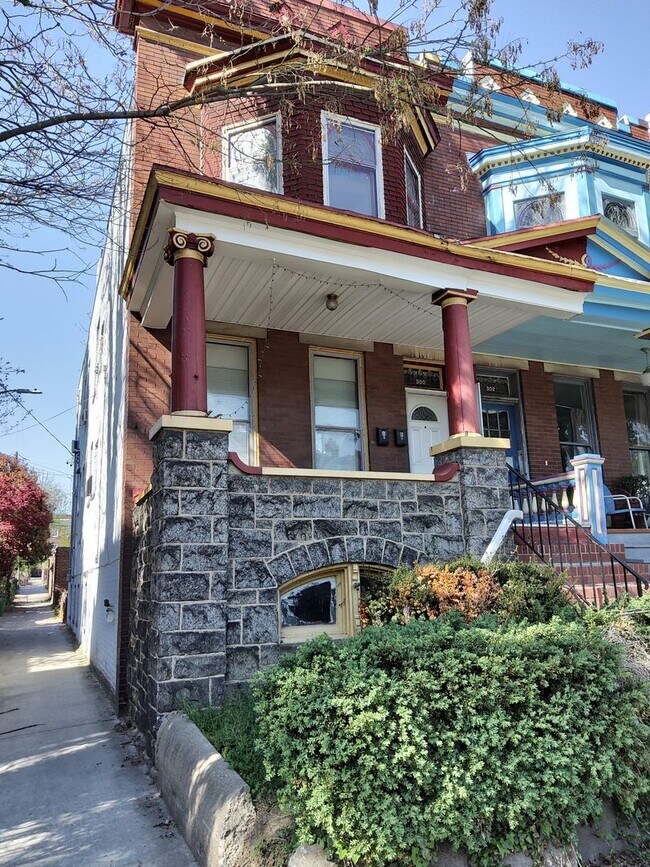 Building Photo - 300 E 31st St
