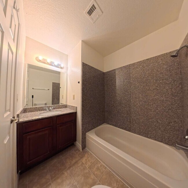 Building Photo - Gated Community | Close To The Strip | 2nd Floor Unit