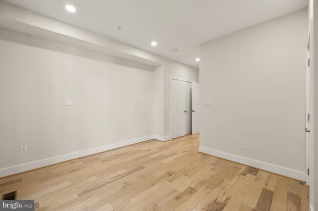 Building Photo - 614 I St NE