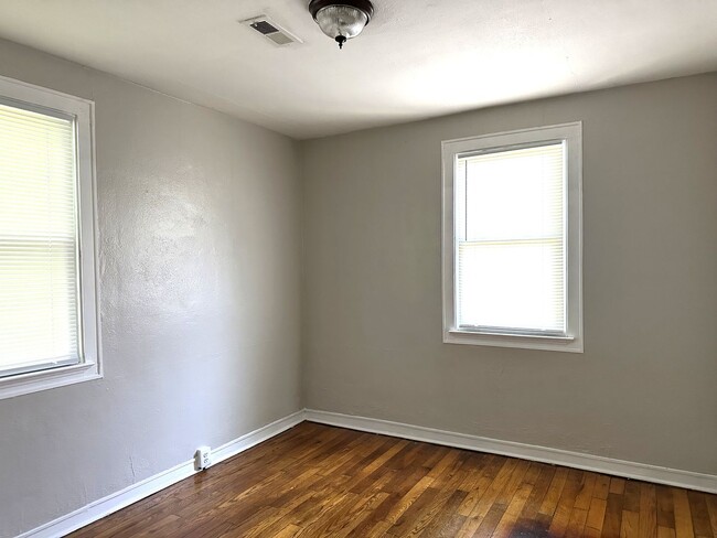 Building Photo - ONE LEVEL DUPLEX UNIT IN KINGSPORT NOW AVA...