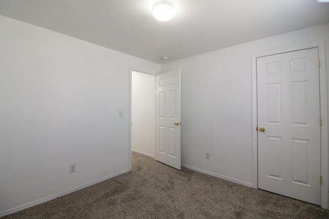 Building Photo - 3 bed, 2 bath Rambler w/ an Office in West...