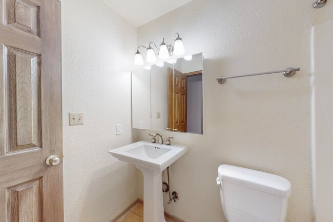 Building Photo - Charming 3 bedroom 2 bath home in Northeas...