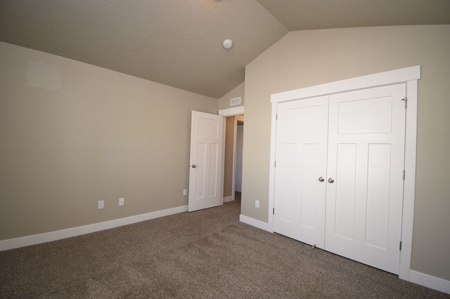 Building Photo - Charming 4 bed Sandy Home, with HOA in Fantastic Location!!!