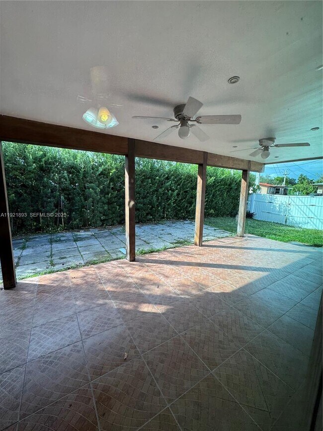 Building Photo - 640 N 71st Terrace