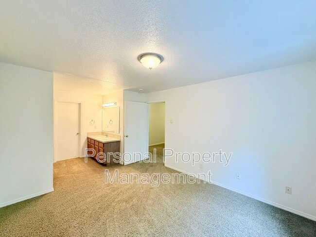 Building Photo - 3412 NE 66th Ave