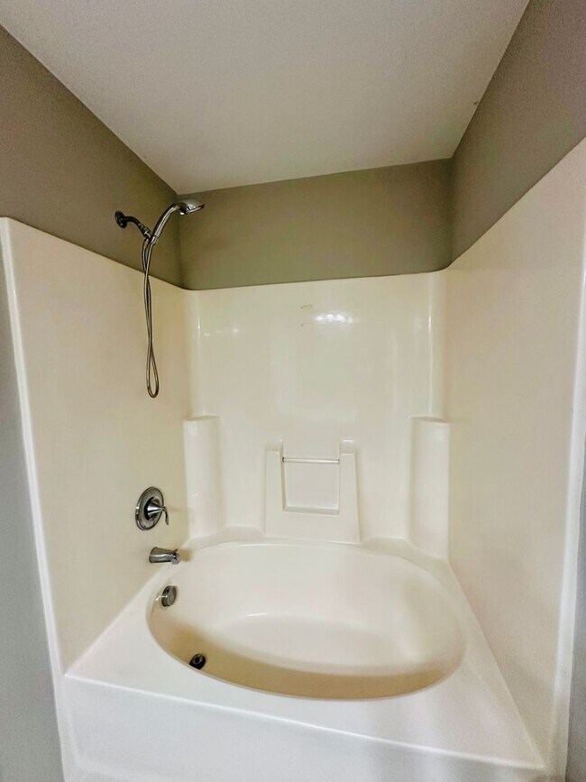 Building Photo - KINGS GRANT - Three bedroom/two bathroom h...