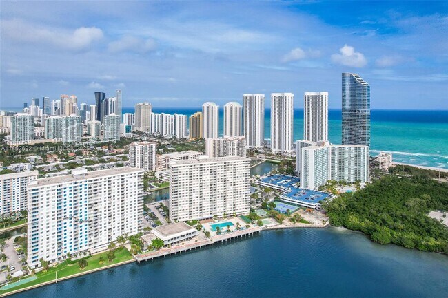 Building Photo - 300 Bayview Dr