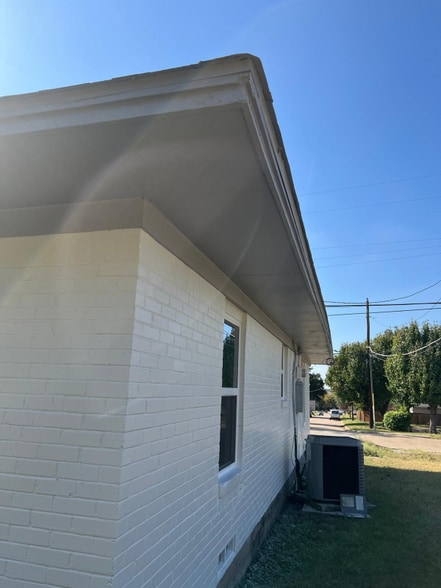 Primary Photo - 1120 H Ave