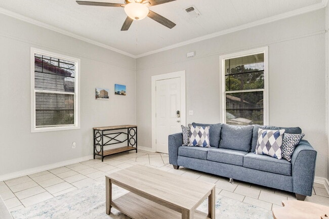 Building Photo - Charming Shotgun Home Just Minutes from Do...