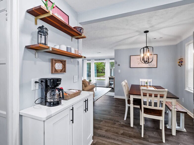 Building Photo - 6771 Greenleaf Ave