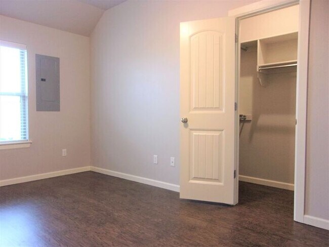 Building Photo - 2 bed 1 Bath 1 Car Garage Townhome in Del City