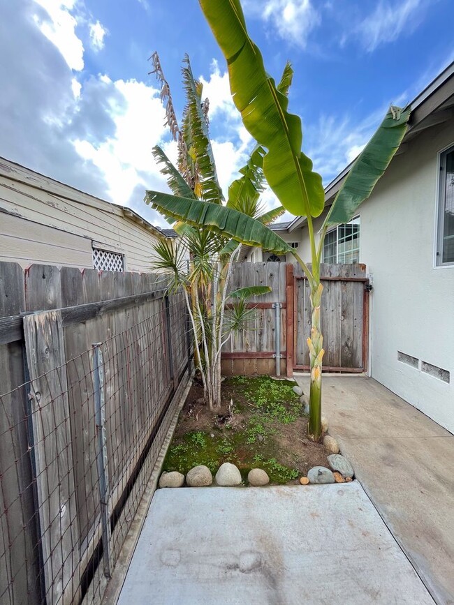 Building Photo - Gorgeous Home with Garage