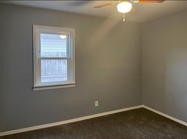 Building Photo - 1405 Redwing Rd
