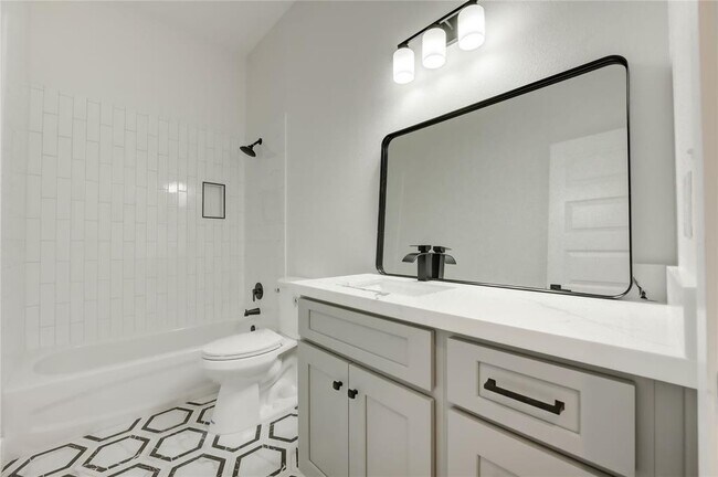 Building Photo - 811 E 39th St