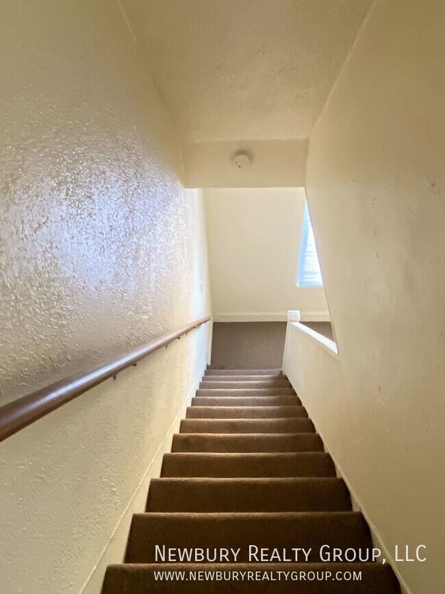 Building Photo - Charming Move-In-Ready 2-Bedroom Townhome