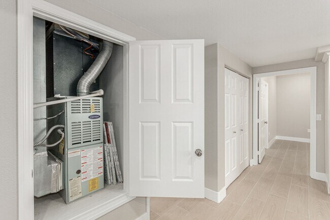 Building Photo - Upgraded 2 Bed 2 Bath with attached 1 Car ...
