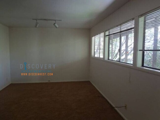 Building Photo - 40 Avon Rd