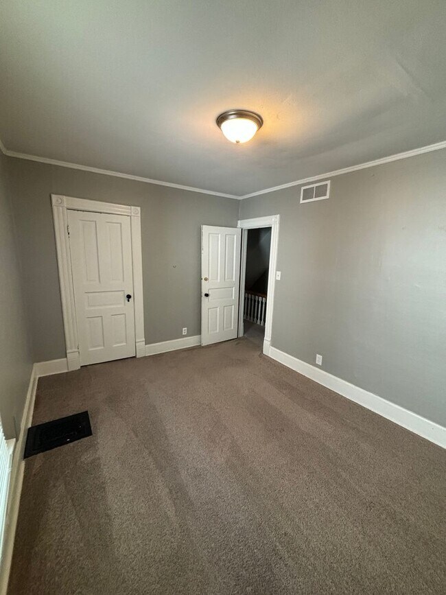 Building Photo - 916 E Lyon St