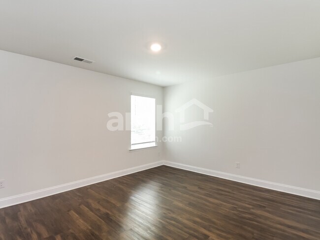 Building Photo - 559 Rivermist Dr