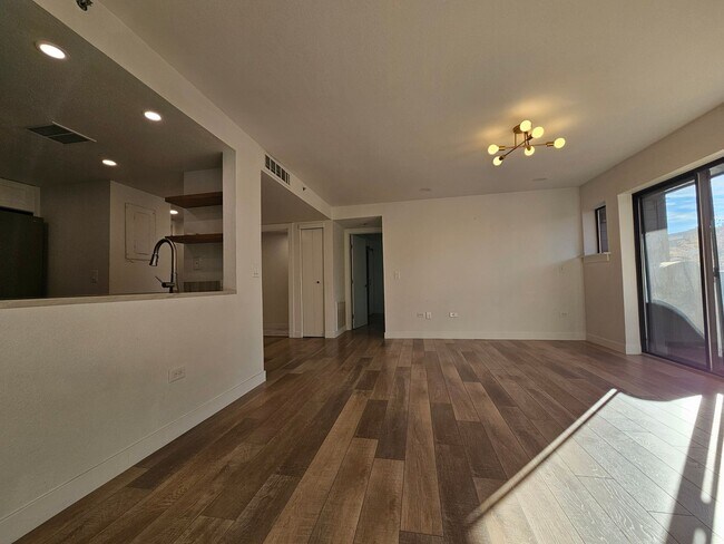 Building Photo - Cherry Creek Beautiful and Bright 1 Bed 1 Bath Condo