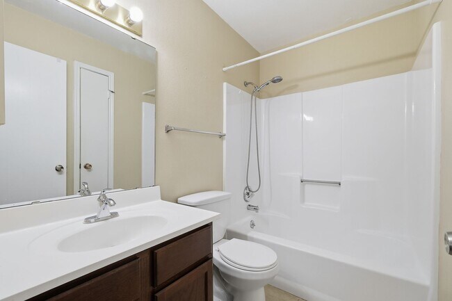 Building Photo - Northwest Crossing Retreat with Greenbelt Views