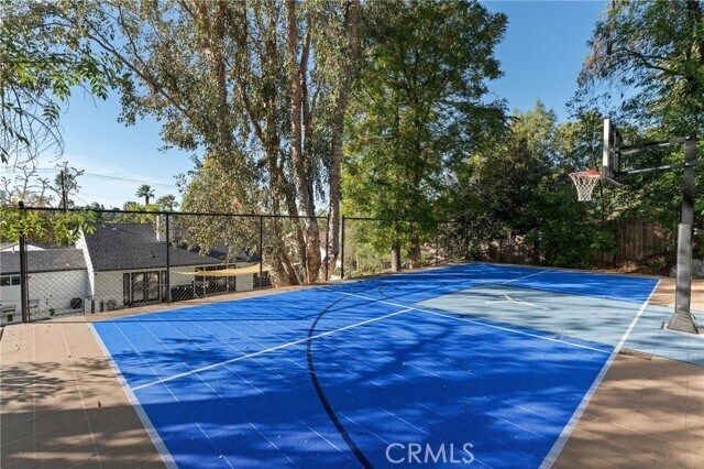 Building Photo - 5244 Vanalden Ave