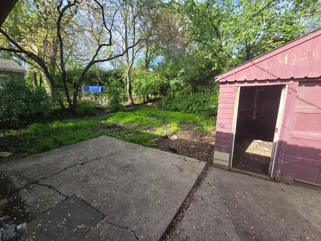 Building Photo - 3 bed 1 bath house w/ fenced in yard
