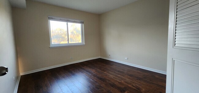 Building Photo - 9461 Bay Colony Dr