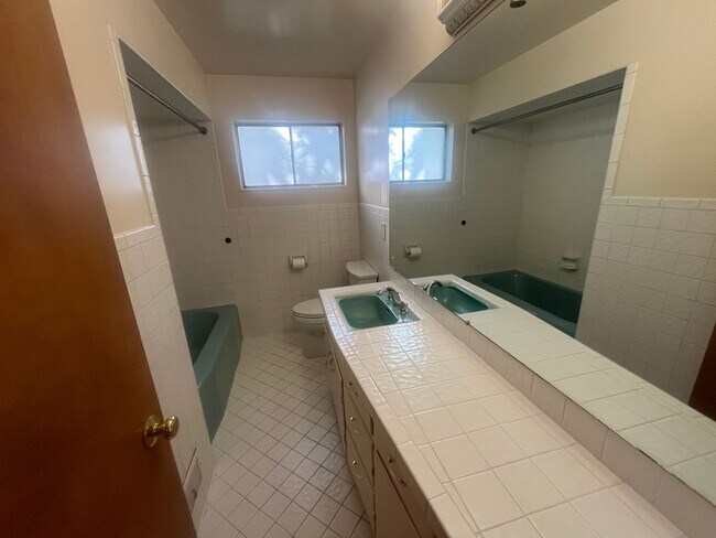 Building Photo - Lovely Home For Rent In Orem, UT